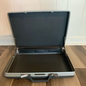 Slim Samsonite vintage hard shell briefcase.  Great condition